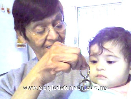 Yo y mi abue 7 febrero 2010  Fotografía enviada por Renata Garcia Rios.