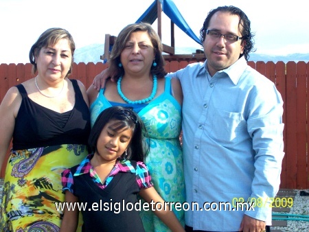 De vacaciones con Sofía Suzan Prone, Manuel Márquez y Celeste.