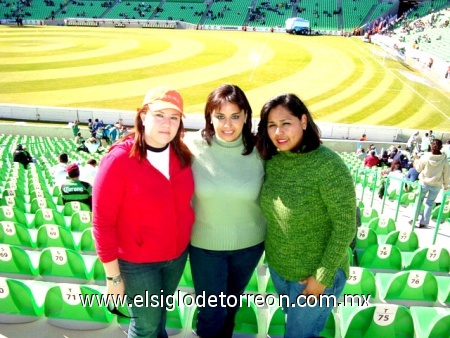 Karla Rivas, Lucía Martínez y Mónica Rosales, el pasado domingo 16 de enero en el TSM disfrutando del partido Santos - Morelia.
