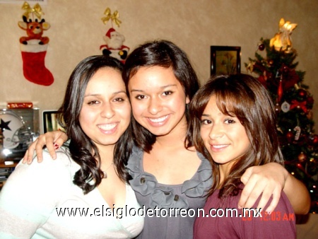 Paulina,Adriana y Ana karen Rodriguez, en Santa Ana Ca. estás pasadas fiestas decembrinas.