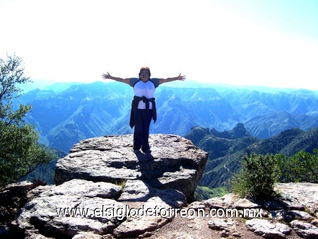 Yo en las Barrancas del Cobre Chihuahua, hermoso lugar e impresionante, visite México. Fotografía enviada por Veronica Rosales Sedano.