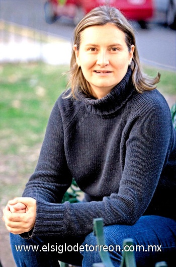 10022010 Ana Elena Mallet, curadora de la exposición Vida y Diseño, 125 años del diseño en México, promueve el ingenio y la creatividad nacionales.