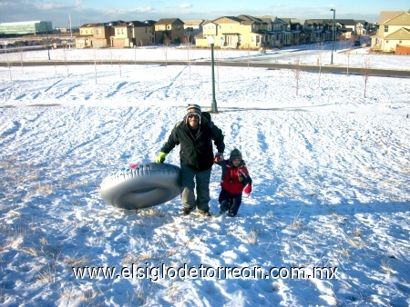 Mi negro y mi nieto Alexis deslizándose en la nieve desde Aurora Colorado. Fotografía enviada por Azucena Olmos.