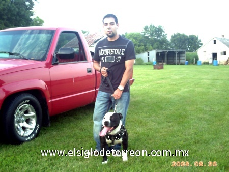 Omar Limones y su perro bolo en Minnesota, Estados Unidos. Fotografía enviada por Griselda González.