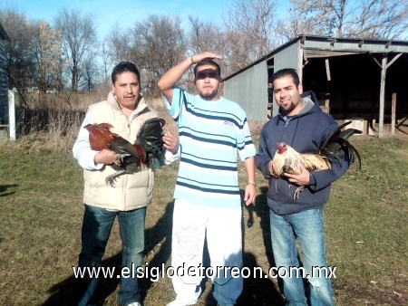 Omar Limones, Felipe Gutiérrez, Juan Jose Gutierrez, mis amigos de Nebraska. Fotografía enviada por Griselda González.