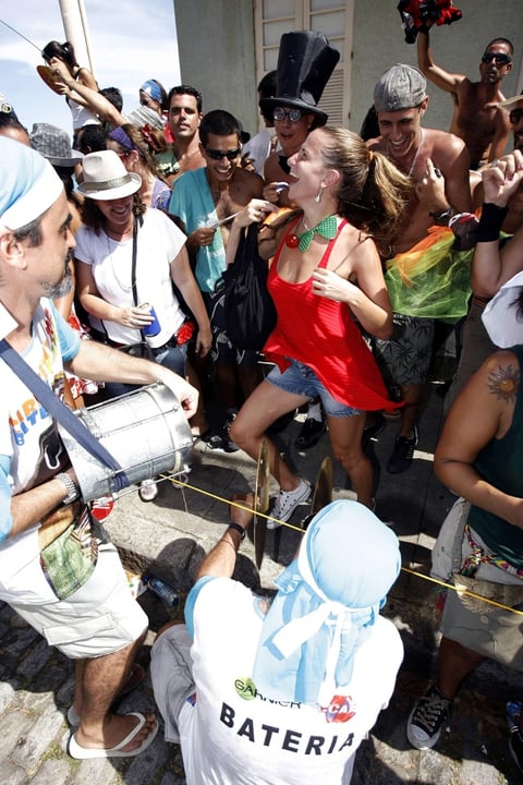 Los eventos que más público esperan son los desfiles de los 'blocos', que son comparsas de vecinos que, tras una orquesta y con sambas igualmente compuestas para la ocasión, recorren diferentes calles por toda la ciudad atrayendo personas dispuestas a bailar, mostrar un disfraz original y divertirse.