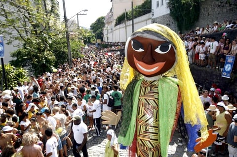 El carnaval carioca también se extenderá a las plazas de la Cinelandia y Lapa y al coliseo conocido como Terreirao do Samba, en donde están previstas decenas de presentaciones de grupos musicales.