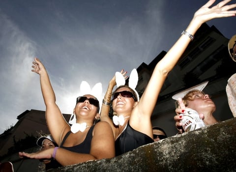 Las escenas de hombres orinando contra árboles, vehículos y paredes son muy comunes en el carnaval en Río de Janeiro debido a que, como muchas de las fiestas son callejeras y con alto consumo de cerveza, la demanda por baños se multiplica y la oferta es casi nula.