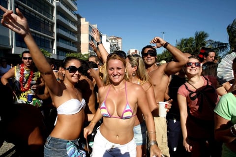 Con la temperatura en su mayor nivel en varios años y miles de animados cariocas y turistas disfrutando de fiestas callejeras desde hace una semana, Río de Janeiro abrió hoy oficialmente el carnaval más tradicional de Brasil.