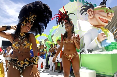 Las grandes escuelas de samba se preparaban para desfilar en el legendario sambódromo.