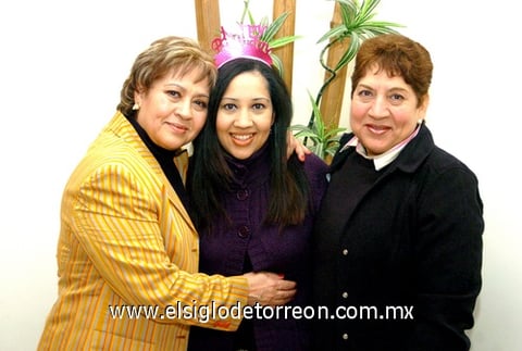 13022010 Vanessa Ávalos Ramírez el día de su cumpleaños junto a su mamá Elisa Ramírez de Ávalos y su tía Belinda Ramírez.