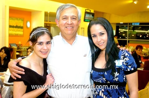 13022010 Mariana y Cecilia junto a su papá, Sr. Gilberto Sánchez.