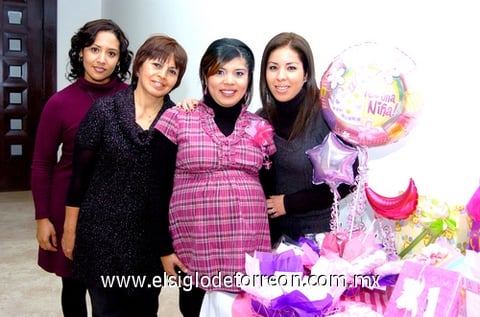 13022010 Sandra Becerra de Méndez junto a las organizadoras de su fiesta de canastilla: Alma Leticia de Becerra, Juanita de Becerra y Mary Carmen de Becerra.