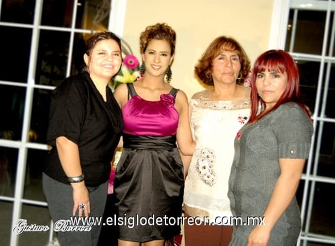 13022010 Numeroso grupo de amigas y familiares que acompañaron a Elsa en su fiesta prenupcial.