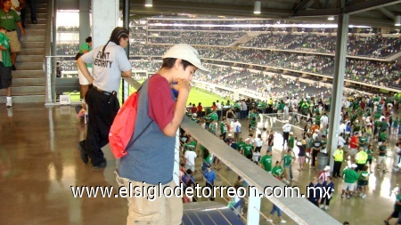 Moctezuma después del primer partido de fútbol, jugado de la Selección Mexicana. Fotografía enviada por Moctezuma Magadan.