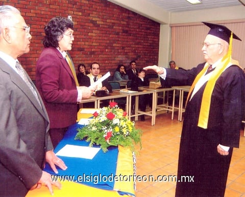 14022010 Acompañan a los graduados de la Maestría en Impuestos, Directora de la Facultad M.C. Verónica M. Fernández Hernández y el honorable jurado.