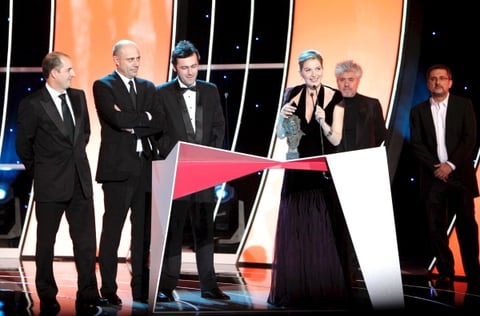 Los prodcutores de 'Celda 211' posan con el galardón a la Mejor Película, durante la premiación.