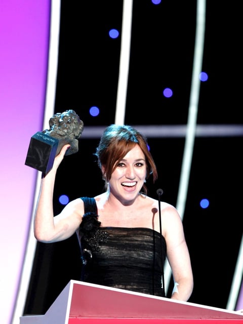 La actriz Lola Dueñas posa con el galardón a la Mejor Intrepretación Femenina Protagonista, por su trabajo en la película 'Yo, también'.