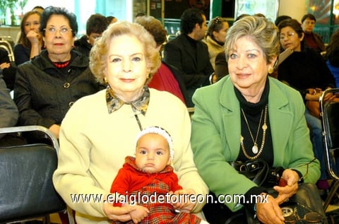 15022010 Olivia Villarreal, Pina de Lara y la bebé Sofía Daisadeh. EL SIGLO DE TORREÓN/ERICK SOTOMAYOR