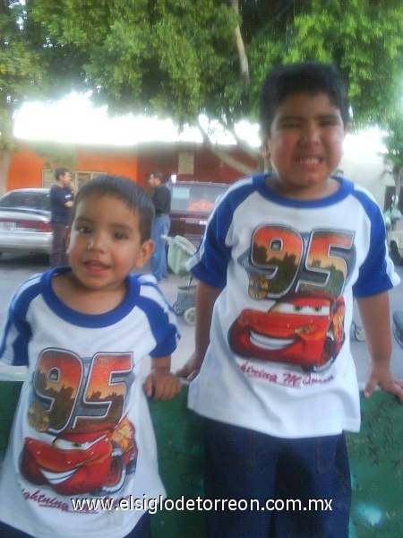 Ali Y Angel Amet , los diablillos que mas amo, fotografía enviada por Lucero.