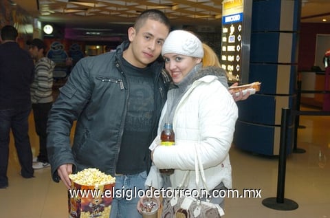17022010 El Hombre Lobo, es la película que disfrutaron Germán Salazar y Karla Ramírez.