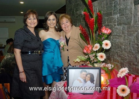 17022010 Beatriz Argentina Reyes Ulloa junto a las anfitrionas de su despedida de soltera: Blanca Beatriz Ulloa de Reyes y Conchita de Macías.