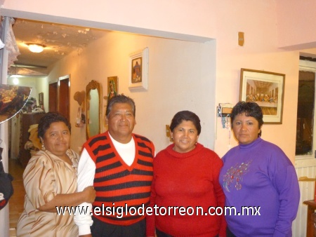 Nohemi, Rodolfo, Blanca Estela y Maria Elena Reynoso Velázquez en pasada reunión familiar enviada por José Luis Adame.