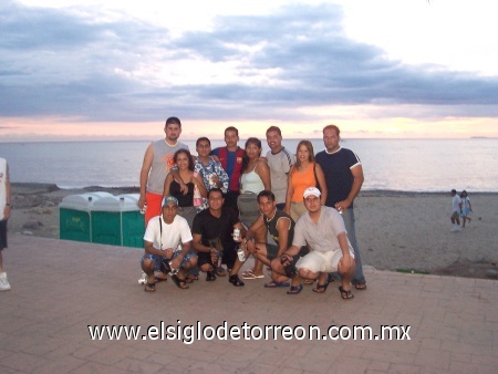 Julio 2005, nuestro viaje de graduación. Josue, Cristy, Miguel, David, Osiris; Luis, Lili, Paz, Lalo, Luis G. y Alfredo enviada por Osiris Nefertiti López Arredondo.