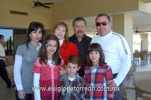 18022010 Eva, Luisa, Jaime (papá), Jaime (hijo), Daniela, Jaime (nieto) y Laurete.