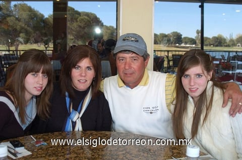 18022010 Larisa, Lorena, Guillermo y Ana Lorena Saldaña.