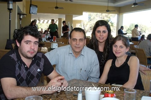 18022010 Ernesto Cuéllar con sus hijos Iván, Ana Karla e Ivette. EL SIGLODE TORREÓN/JESÚS HERNÁNDEZ