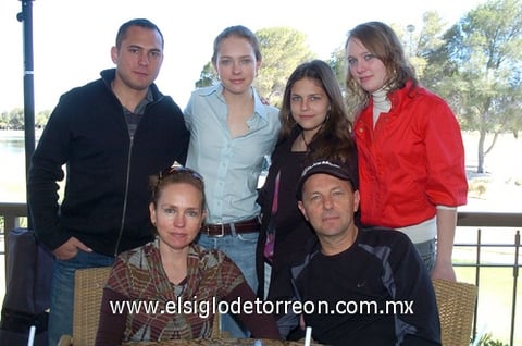 18022010 Pinita y Carlos Villarreal con sus hijos Ilse, Andrea, David y Pamela.