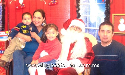 18022010 José Aarón Domínguez y Cynthia de Valle de Domínguez, en compañía de Dariana Sofía y Aarón Daniel Domínguez de Valle.