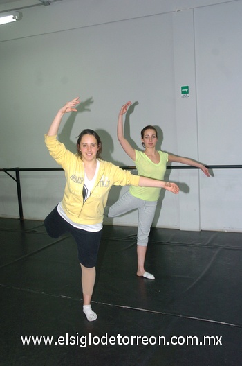 18022010 Sofía López y Lily Villa.