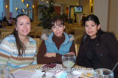 20022010 Lupita Sandoval, Lorena Montalvo y Mónica Puentes.