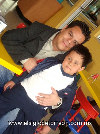 21022010 Jorge Dávila en conmpañía de su hijo Diego Dávila, quien festejó sus primeros cinco años de vida.