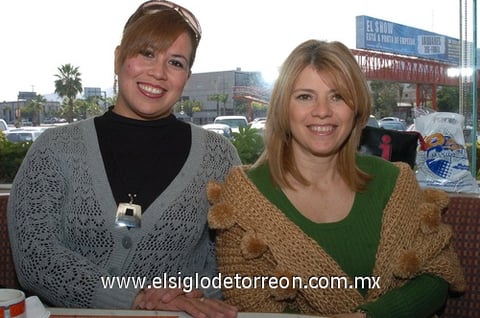 21022010 Gaby Gómez y Mayela de Sáenz.
