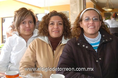 21022010 Angie Ramos, Paty González y Raquel Gómez.