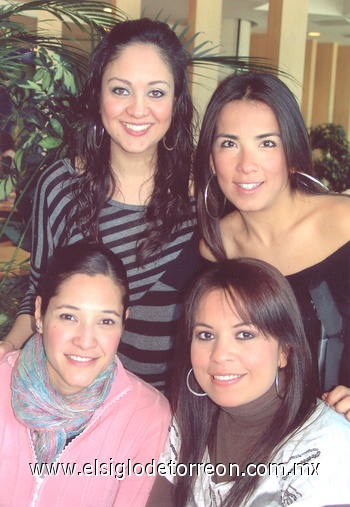 21022010 Claudia Anabell Ruiz Hernández, Marisol Montiel de Martínez, Elizabeth Salmón Siller e Iveth Rocío Flores de la Cruz, celebraron juntas el Día del Amor y la Amistad.