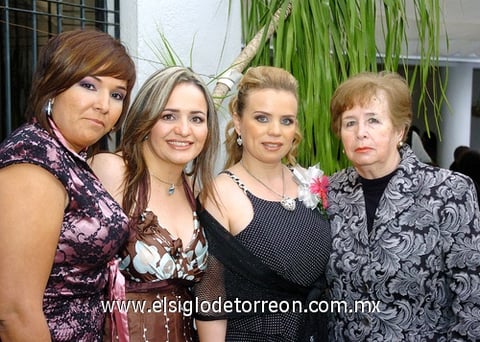 21022010 Claudia Alcántar Romero fue despedida de su vida de soltera por: Elena de Alcántar, Laura Ibarra y Alejandra Alcántar.