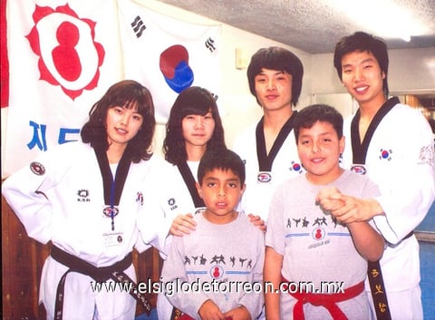 21022010 Los niños Gian y Elian Ramos Salazar con sus instructores coreanos: Hamuel Lee y Youmghyum Park, Bosumg Young y Seonglin Yang en reciente torneo de Tae Kwon Do.