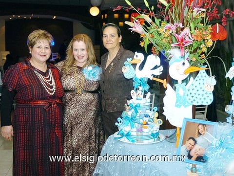 21022010 Sandra Guzmán de Valdés fue agasajada con una fiesta de canastilla, ya que en el próximo mes se convertirá en mamá de Miguel Alonso Valdés Guzmán. En la foto la acompañan su mamá, Sra. Sandra de Guzmán y su suegra, Sra. Coco de Valdés.