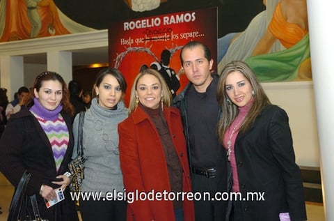 21022010 De diversión. Vero Ramírez, Martha Samaniego, Claudia Gutiérrez, Alberto García y Karina Ramos.