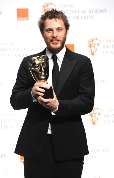 Duncan Jones posa con el premio Carl Foreman al mejor director novel obtenido por su película 'Moon'.