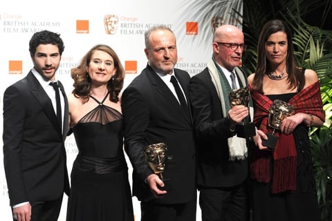 Miembros del reparto de la película francesa 'The Prophet' posan con el premio a Mejor Película en habla extranjera.