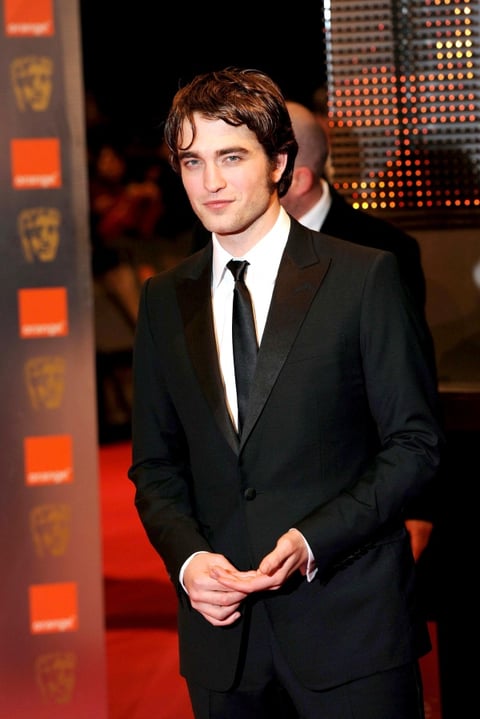 Robert Pattinson posa en la alfombra roja durante su llegada a la gala de los premios BAFTA.