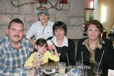 22022010 Familia Papadakis formada por: Francisco, Leticia, Andrew, Jrisy y Martha.