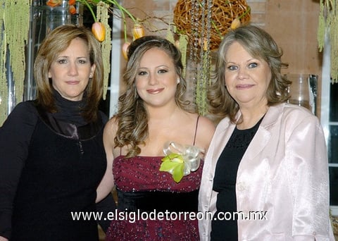 22022010 Adriana Alarcón Dávalos el día de su fiesta prenupcial, junto a las anfitrionas: Adriana Dávalos y Margarita Chiffer, así como sus tías Gaby y Laura Dávalos, que no aparecen en la fotografía.