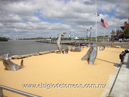 Fotografía tomada en National Harbor a lado del Rio Potomac en Washington Dc. en verano del 2009, enviada Familia Villalobos Castañeda.