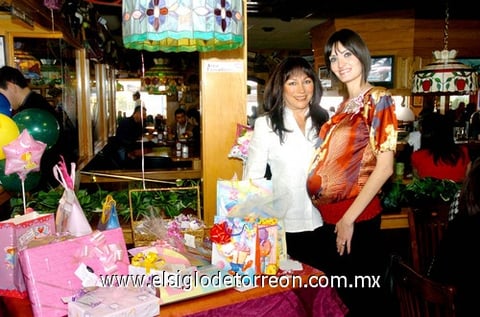 23022010 Lorena Sánchez de Rivera junto a su suegra, Sra. Mayela Salazar de Rivera.